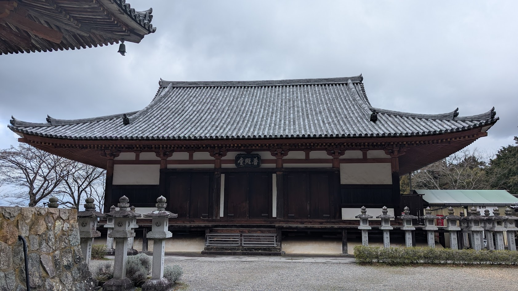 奈良・壷阪寺。重要文化財に指定されている本堂(礼堂・八角円堂)の外観全景。