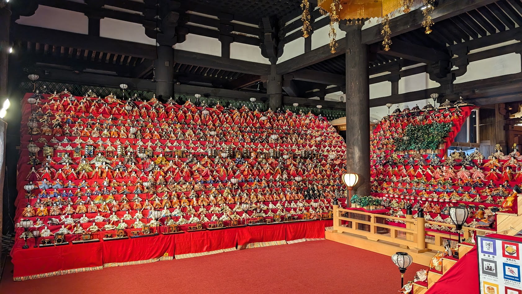 奈良・壷阪寺の本堂内、左側から見渡した雛人形の列。奥行きのある展示風景。