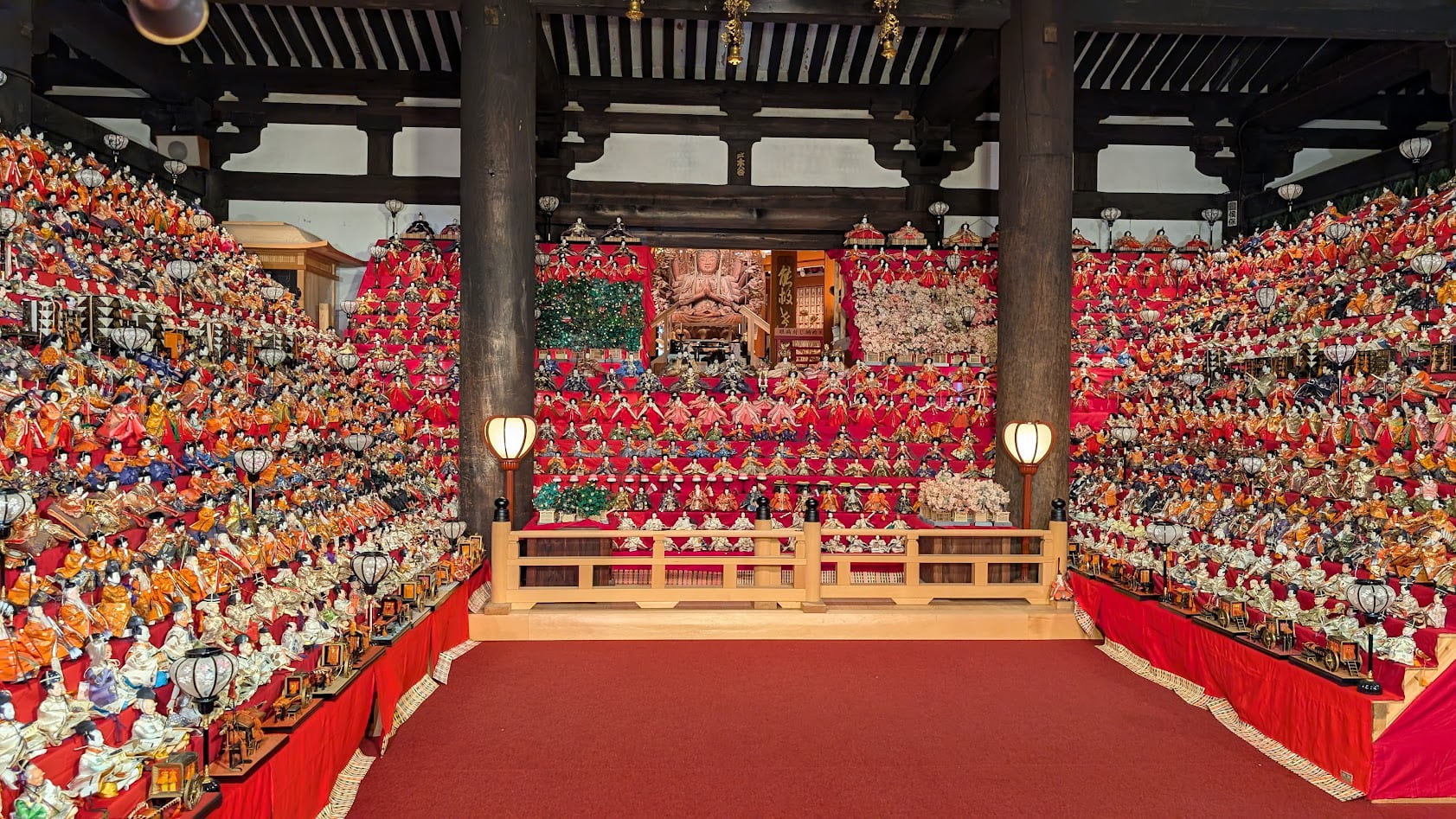 奈良・壷阪寺の本堂(礼堂・八角円堂)を彩る雛人形の全体風景。