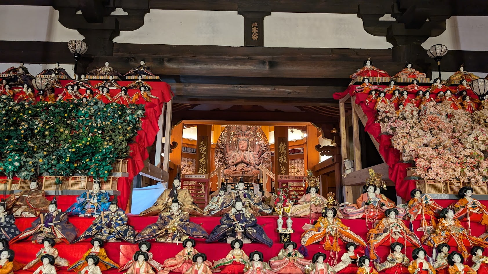 奈良・壷阪寺の本堂。ご本尊の十一面千手観世音菩薩像を囲むように奉納された無数のひな人形。