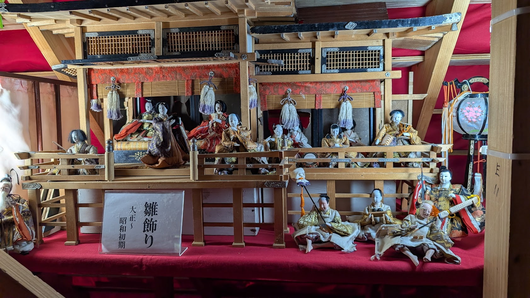 奈良・壷阪寺の本堂に飾られた、歴史を感じさせる古いひな人形(アンティーク雛)。