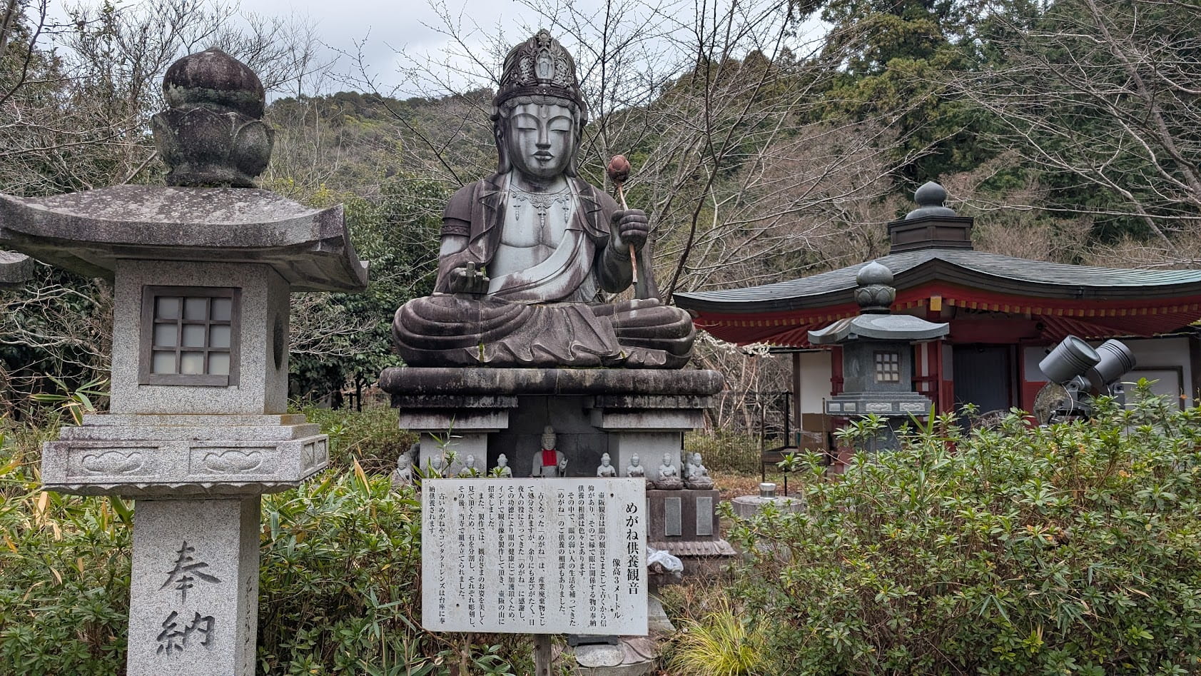 奈良・壷阪寺にある眼鏡供養観音の全景。役目を終えた眼鏡が供養される独特の空間。