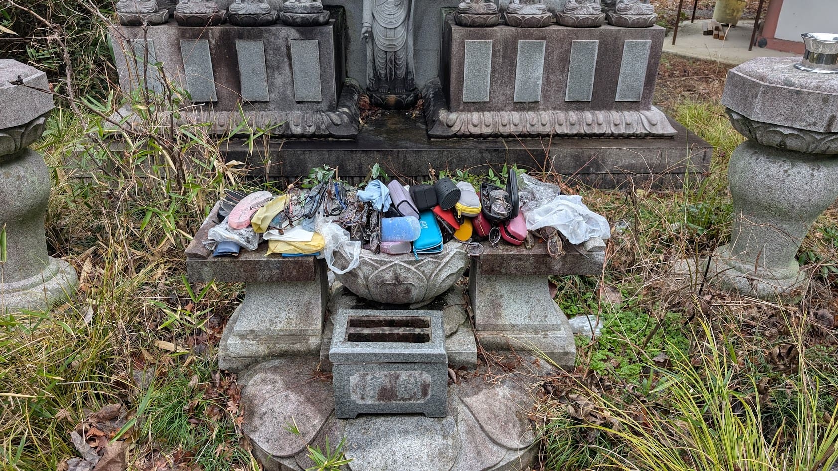 奈良・壷阪寺。眼鏡供養観音の前にびっしりと並べられ、供養を待つ役目を終えた無数の眼鏡。
