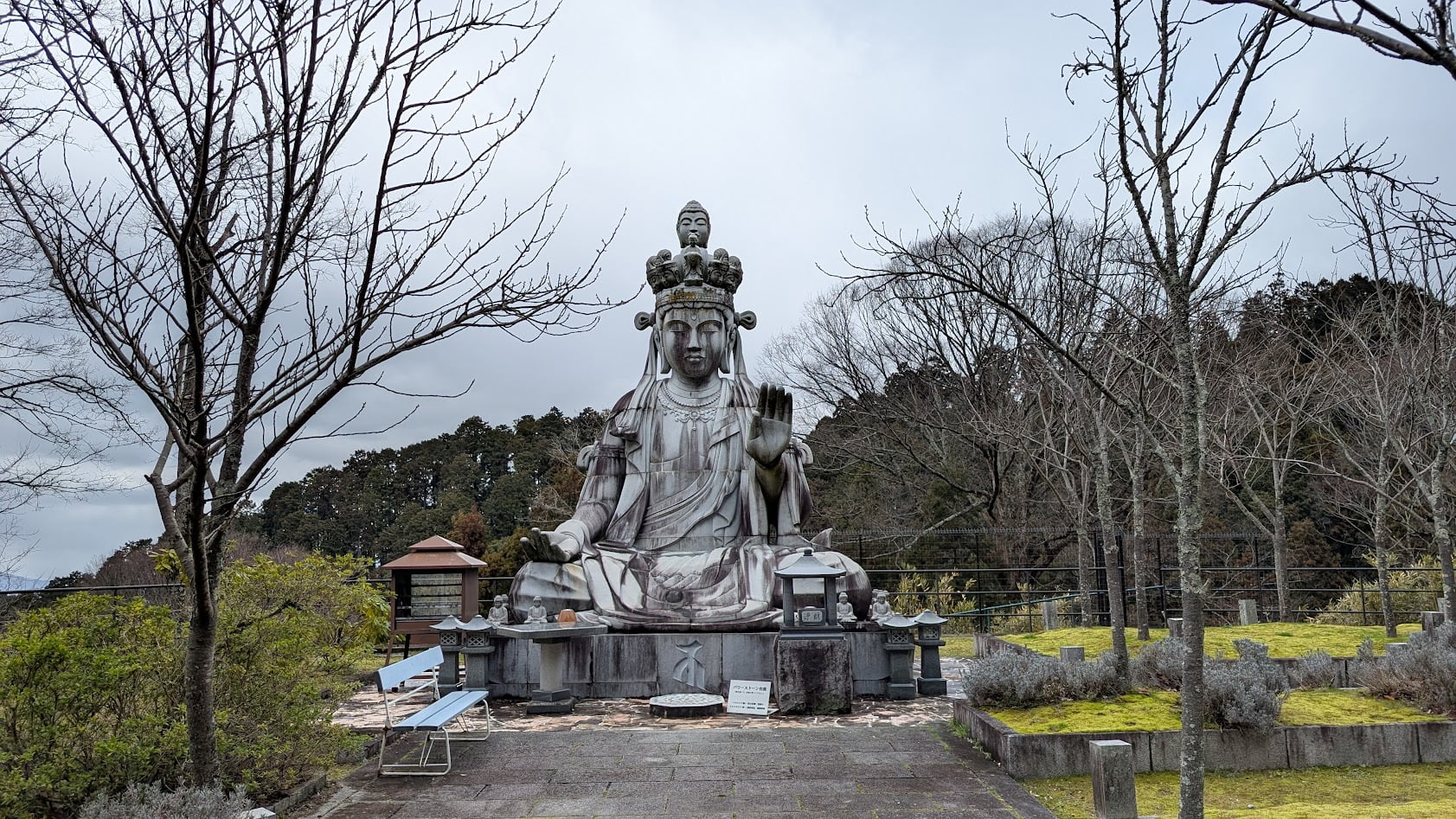 奈良・壷阪寺にある高さ5メートルの天竺渡来 十一面千手観音石像(夫婦観音)。