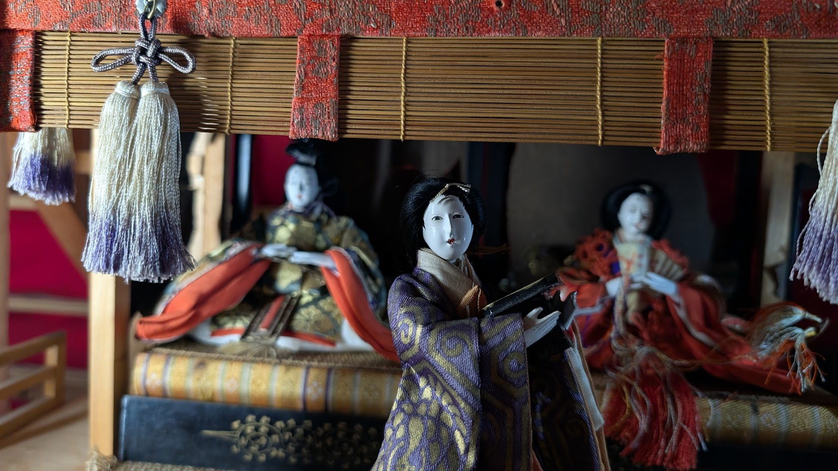 奈良・壷阪寺の本堂に奉納されている古いひな人形のアップ。時代を感じさせる美しい表情。