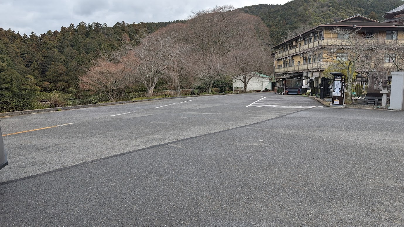 奈良・壷阪寺の第一駐車場。舗装されており白線も引かれ、約30台の駐車スペースが完備されています。