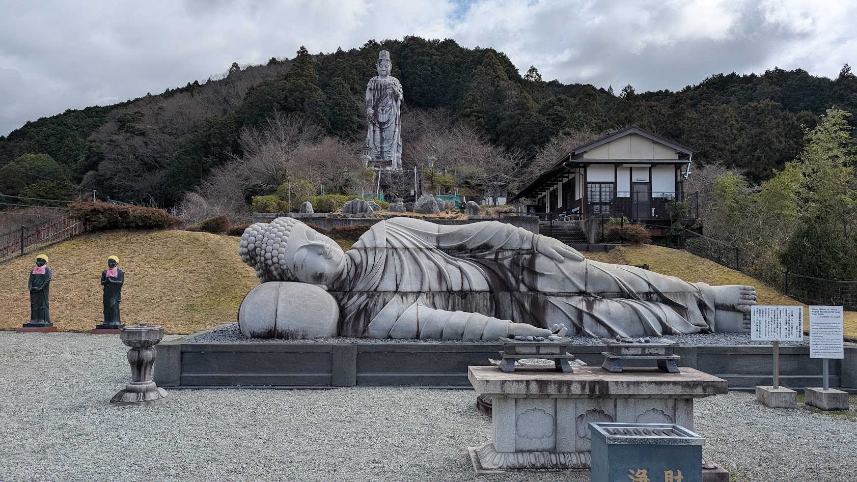 奈良・壷阪寺に横たわる、全長8メートルの天竺渡来 大涅槃石像(ねはんぞう)の全景。