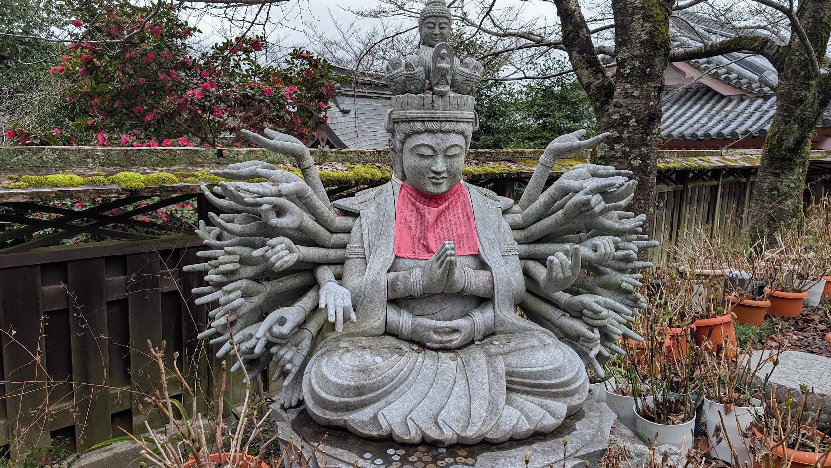 奈良・壷阪寺。石で造られた巨大な蓮の花の曼荼羅「蓮石曼荼羅」の全景。