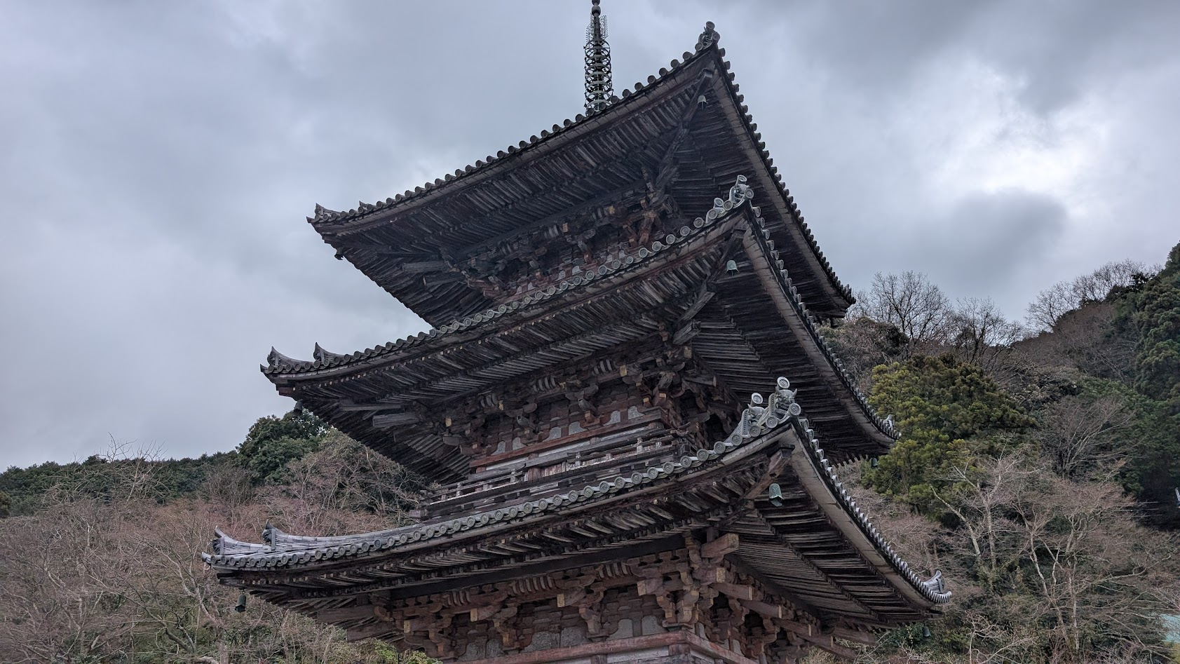 奈良・壷阪寺。重要文化財である三重塔の軒下。精巧な木組み(組物)と日本の伝統建築技術。