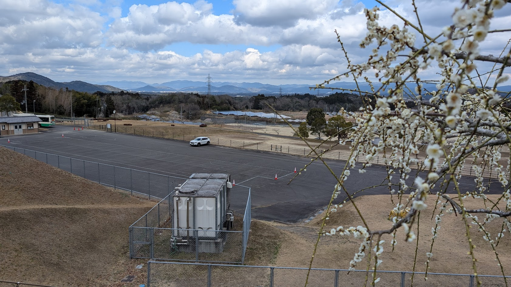 奈良県・月ヶ瀬梅林の散策に便利な、月ヶ瀬福祉センターの広大な第二無料駐車場。