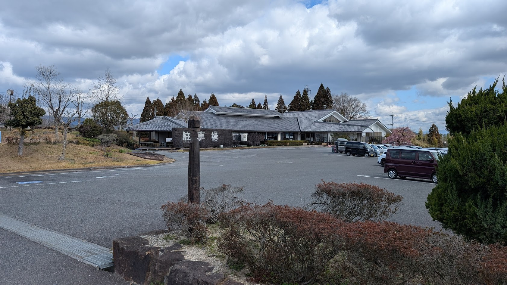 奈良県・月ヶ瀬梅林の散策に便利な、月ヶ瀬福祉センター横の無料駐車場。広々とした駐車スペースの様子。