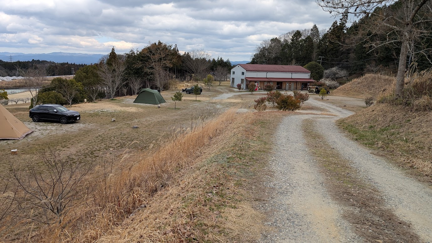 奈良県・月ヶ瀬梅林。月ヶ瀬温泉の近く、五月川沿いに位置する月ヶ瀬キャンプ場の全景。