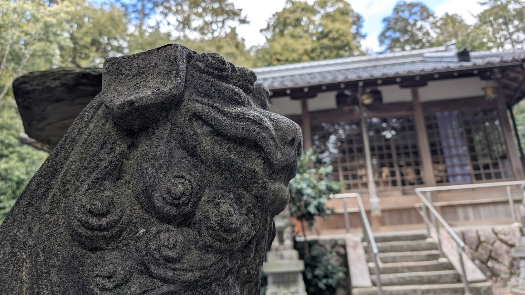 奈良県・月ヶ瀬の八王神社（村社）境内に鎮座する、苔むした風格ある狛犬の像。