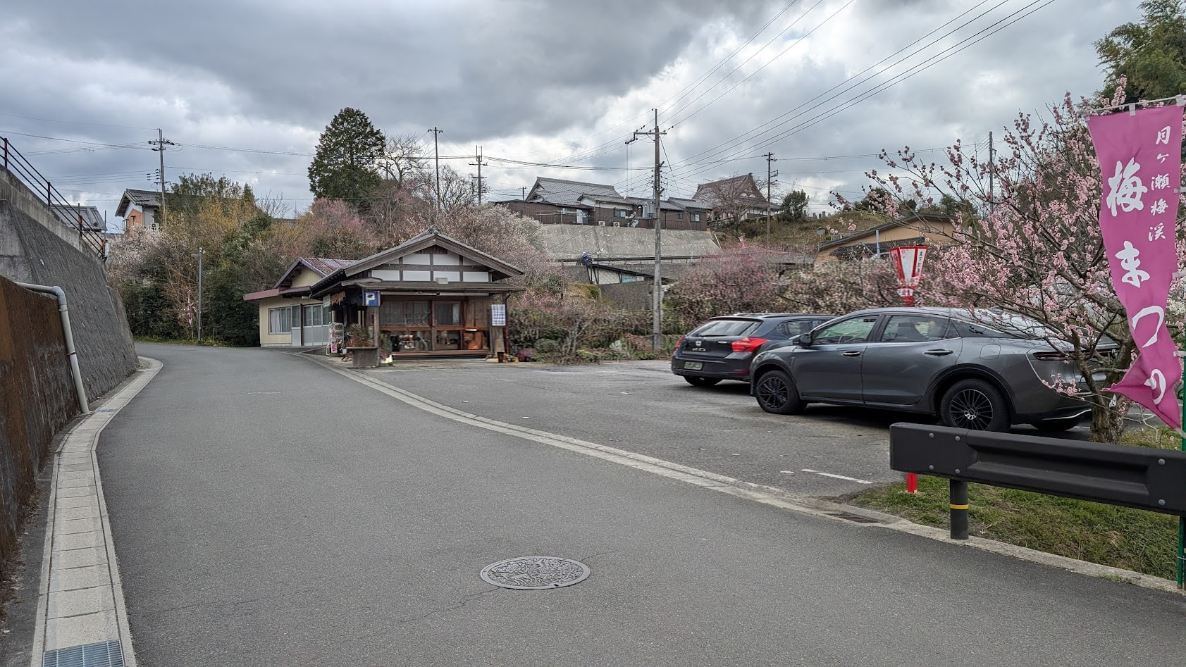 奈良県・月ヶ瀬梅林。真福寺の手前に位置する舗装済みの森下駐車場。約13〜14台分の白線区画がある。