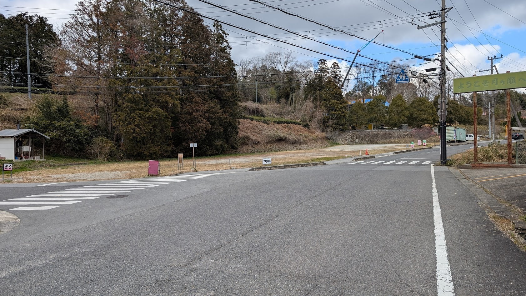 奈良県・月ヶ瀬梅林。月ヶ瀬温泉や福祉センター手前にある、未舗装の広い臨時駐車場。