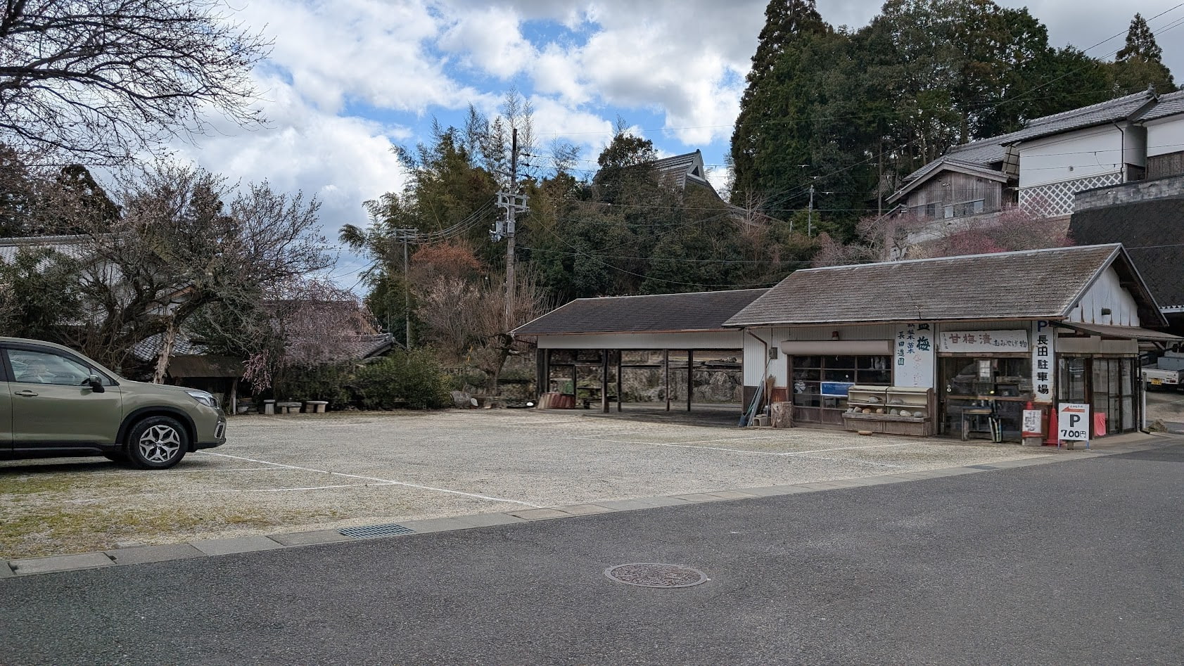 奈良県・月ヶ瀬梅林。真福寺の手前に位置する砂利敷きの長田駐車場。白線で約15台分の区画がある。