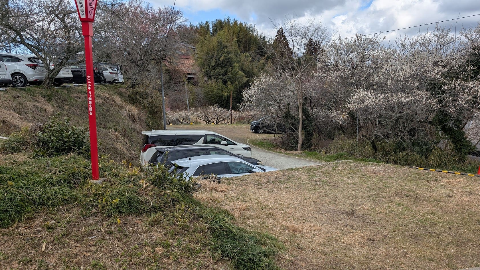 奈良県・月ヶ瀬梅林。真福寺の真横に位置する、ロープで区画された未舗装の山頂第二駐車場。