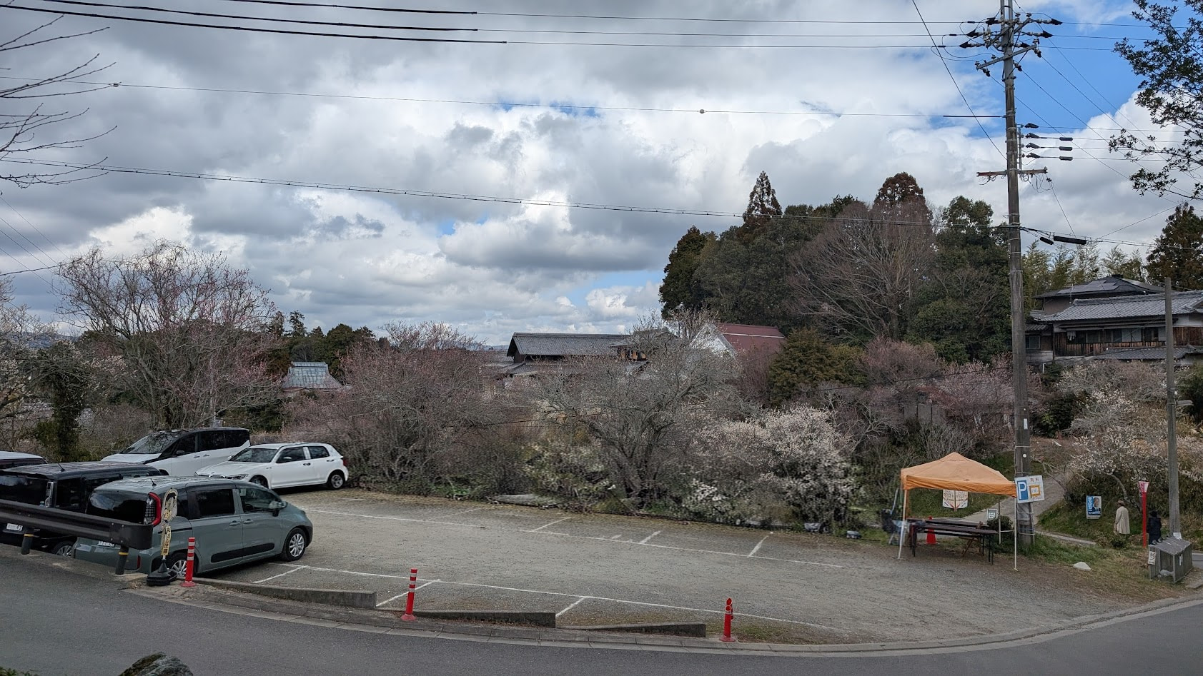 奈良県・月ヶ瀬梅林の真福寺真横にある山頂駐車場。ロープで区切られた未舗装の駐車スペース。