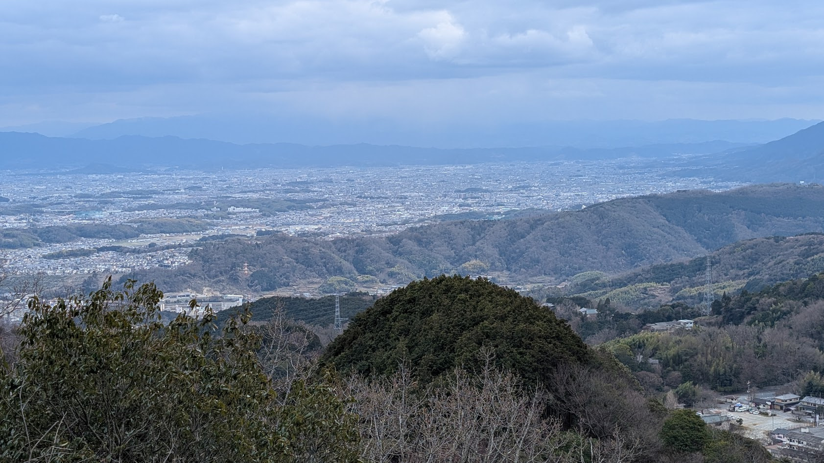 信貴山最高地点にある空鉢護法堂から見下ろす奈良盆地。遠くには奈良街並みと山々が広がる。
