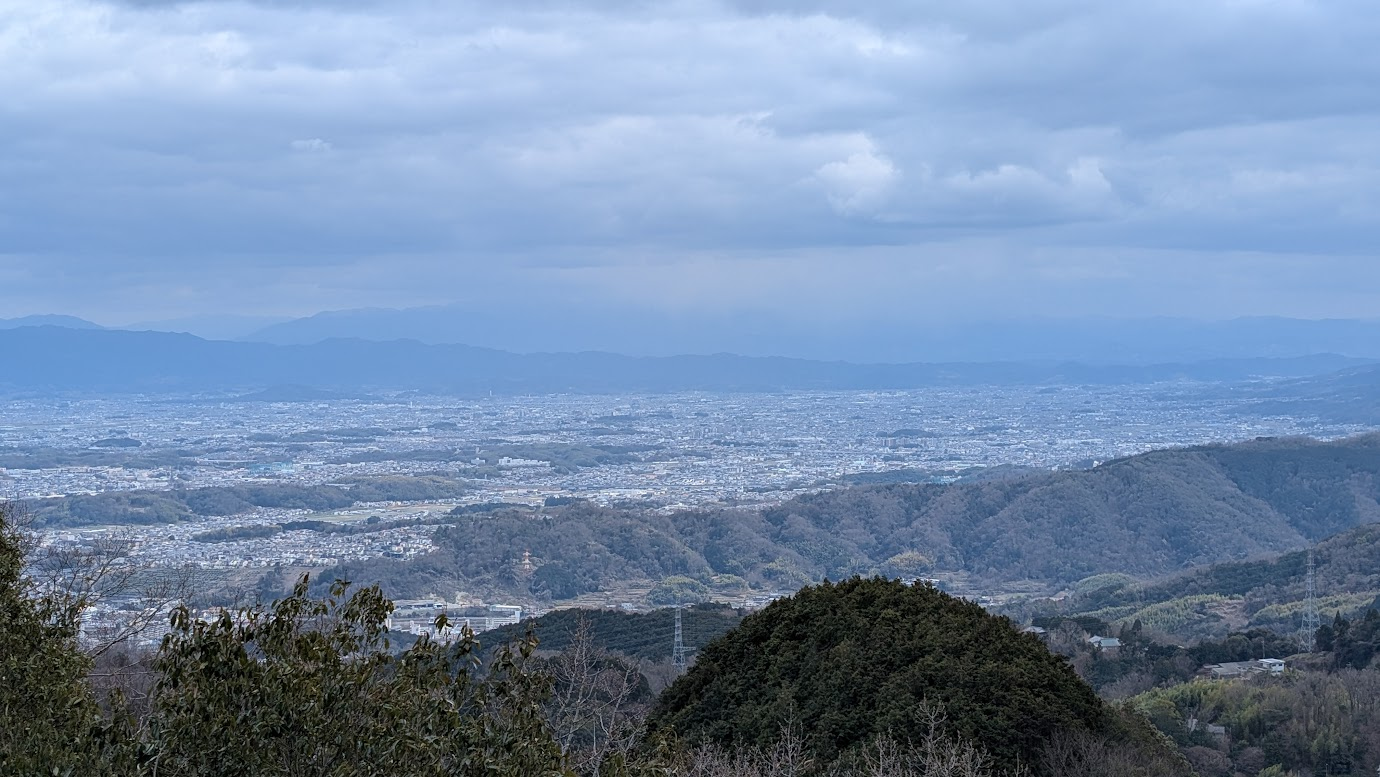 信貴山頂の空鉢護法堂から見渡す大和平野(奈良盆地)の広大なパノラマ。幾重にも重なる山並みと、眼下に広がる街並み、遠くの地平線が霞んで見える絶景。