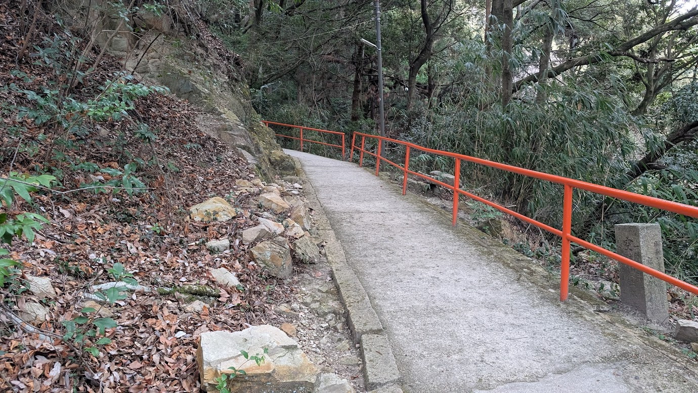 信貴山朝護孫子寺の参道。緩やかな傾斜のスロープが整備されている。周囲に緑豊かな木々に囲まれている。