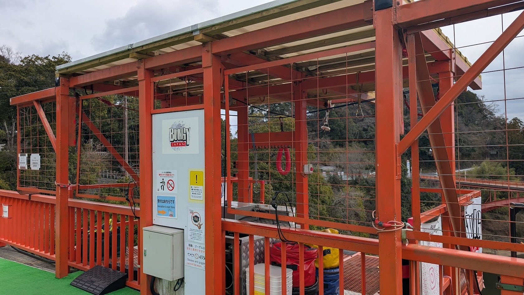 信貴山朝護孫子寺の「開運橋」に設置された「開運バンジー」の全体像。朱色の橋の中央にバンジージャンプ台が突き出しており、渓谷を渡る橋の規模感が伝わる。