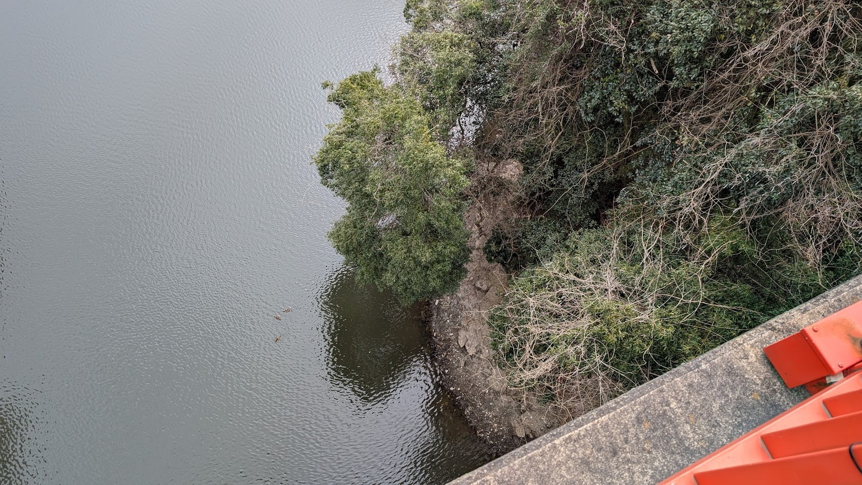 信貴山の開運橋、バンジージャンプ台付近から見下ろした景色。深い渓谷を流れる川と、周囲の切り立った崖、そして遠くに広がる奈良の風景。