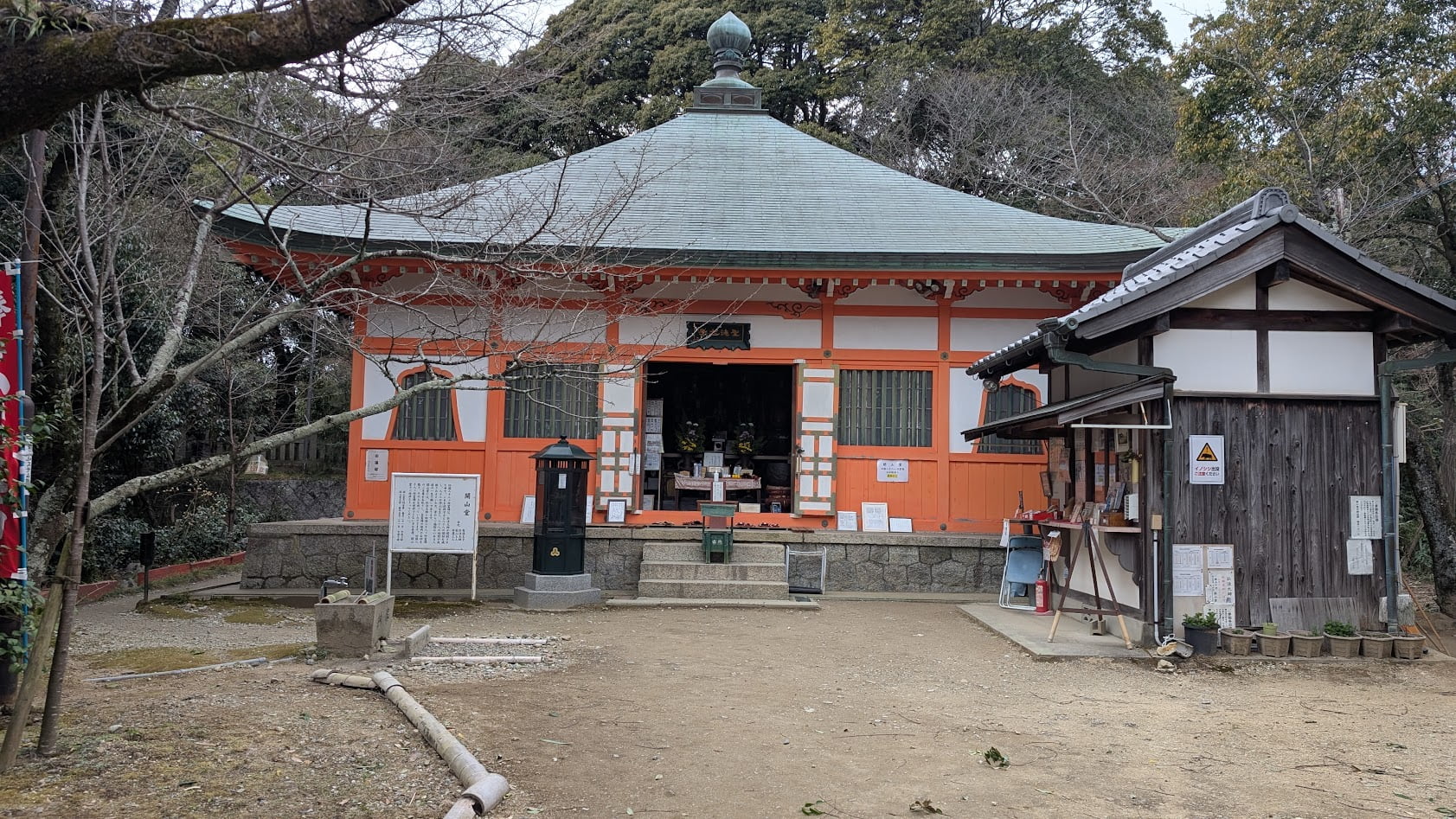 信貴山朝護孫子寺の開山堂(かいざんどう)正面。聖徳太子を祀る木造の堂々とした建築で、周囲は深い木々に囲まれ、静寂に包まれている。