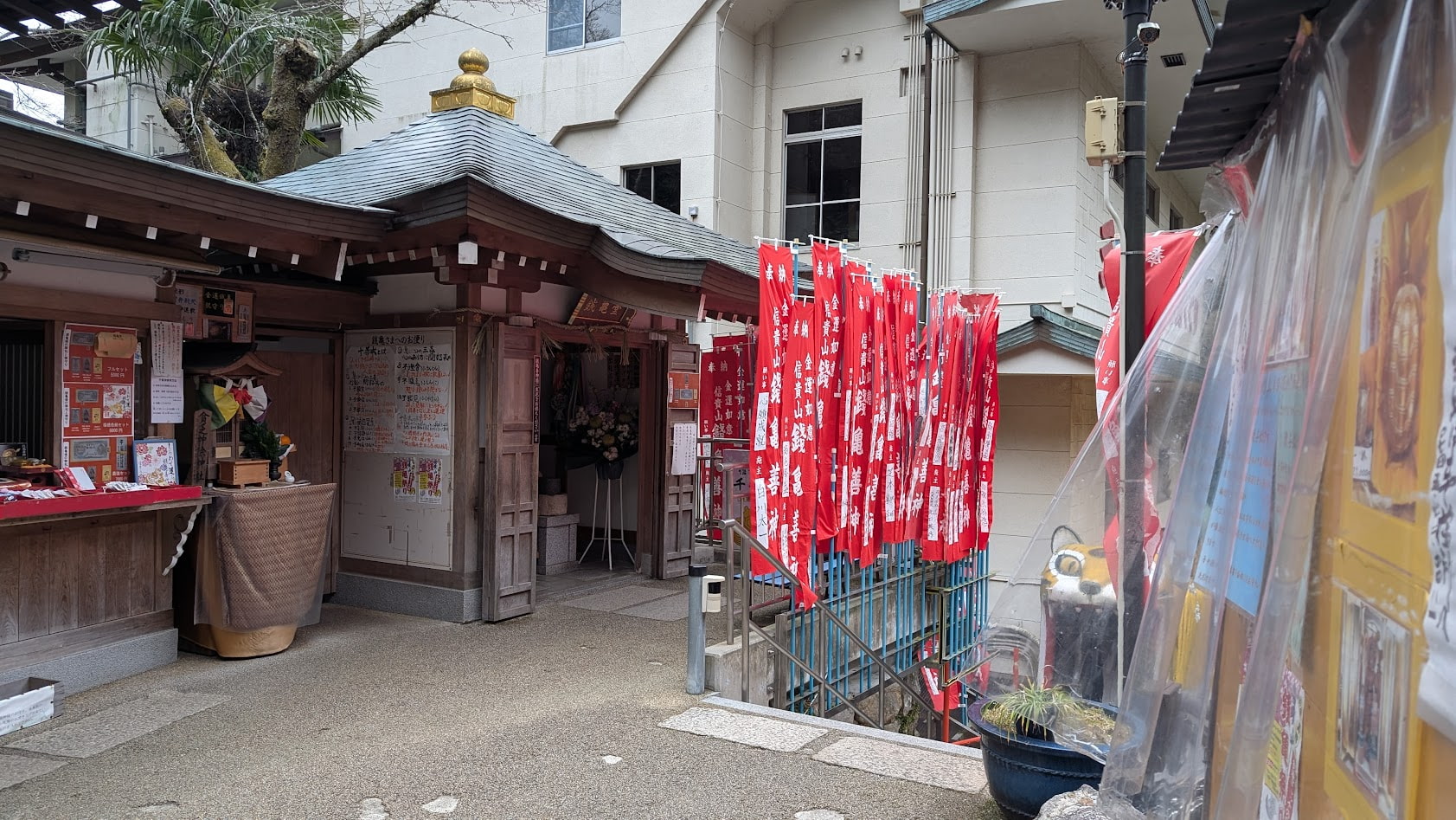 信貴山朝護孫子寺境内にある銭亀堂の全体画像。