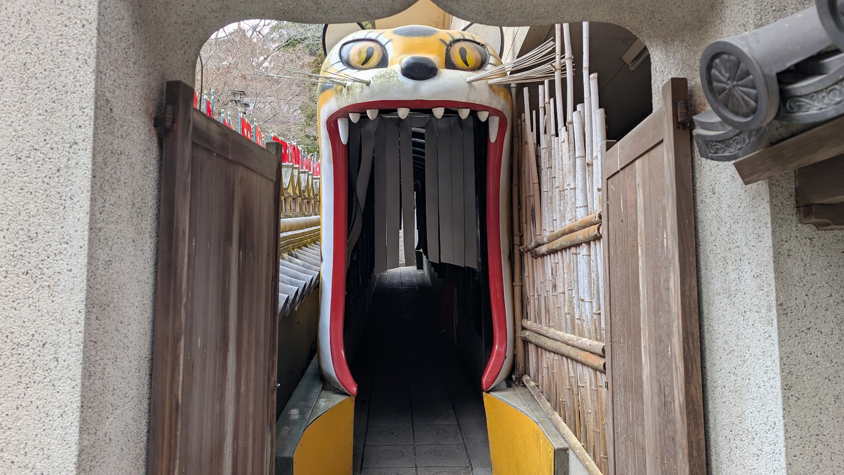信貴山朝護孫子寺にある、巨大な虎の顔を模した「胎内潜り」の入り口。虎が大きく口を開けており、その中が通路になっている。