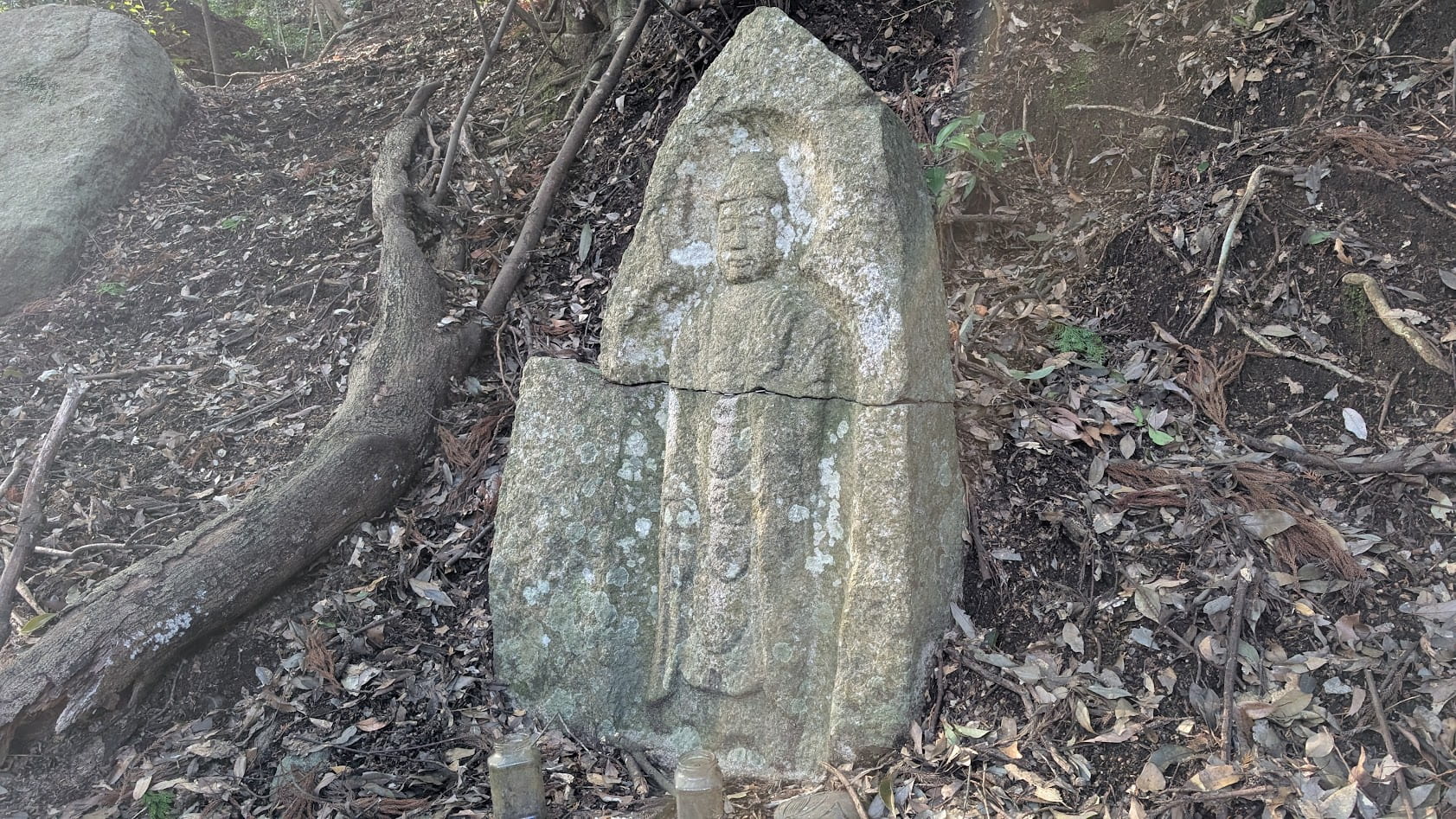 奈良県桜井市 瀧蔵神社の境内にひっそりと佇む弥勒菩薩の石仏。苔むした質感と穏やかな表情。