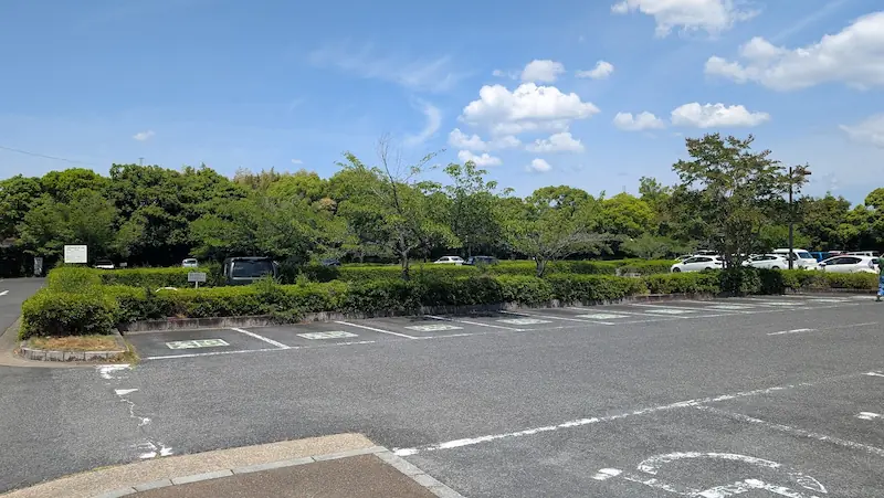 馬見丘陵公園の中央口駐車場。5月下旬の平日、空車が目立つ広々とした駐車スペースの様子。