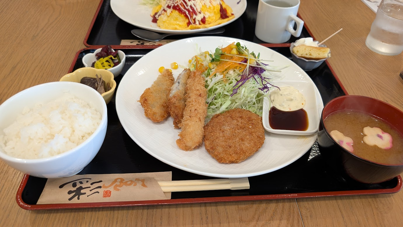 大和郡山市の「彩食キッチン Bon」の日替わりみっくすふらいランチ。エビフライ、コロッケ、白身魚のフライ、たっぷりのサラダ、ご飯、味噌汁、小鉢、デザートがセットになっている。