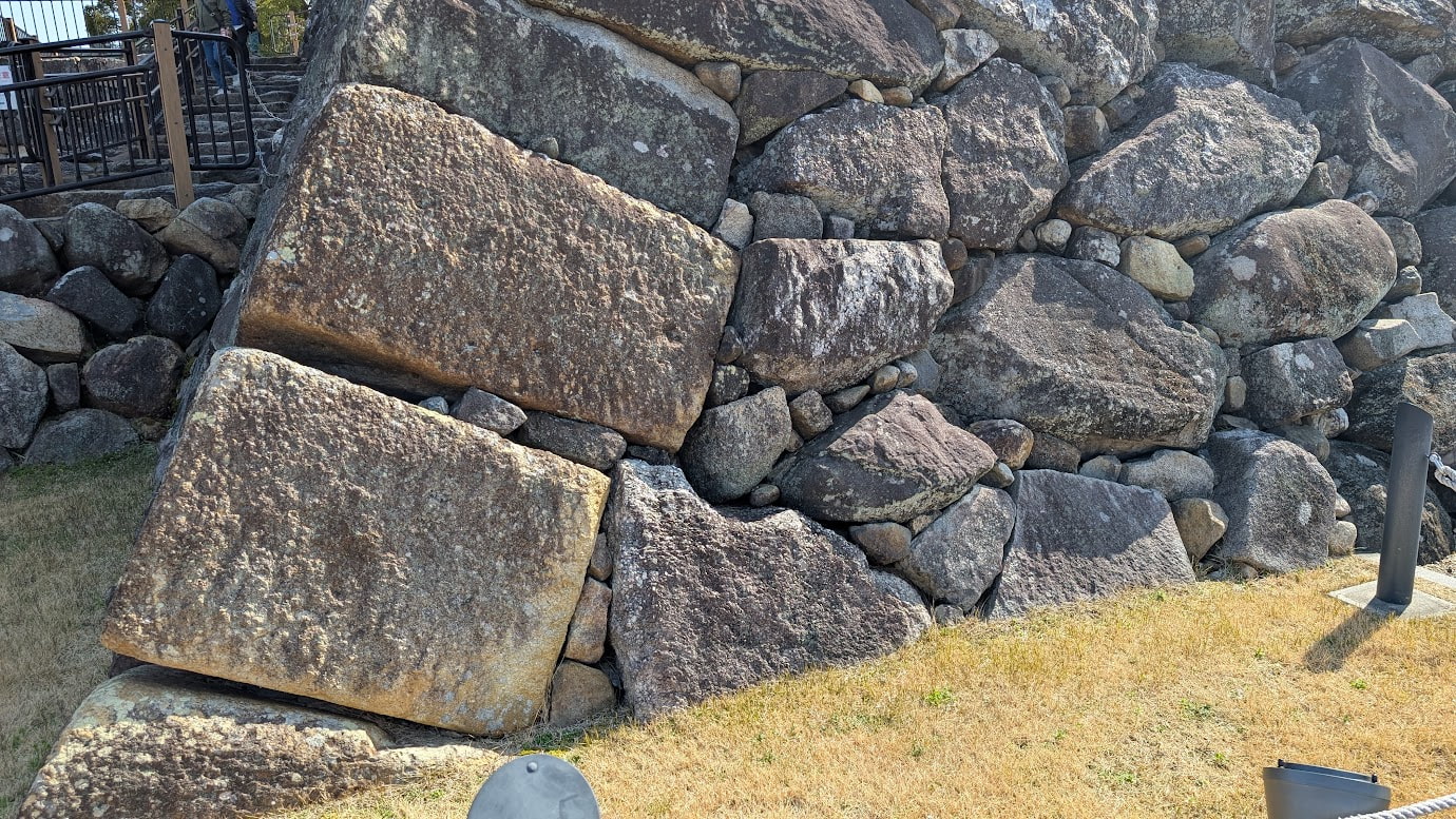 大和郡山城の天守台の石垣。下部に、周囲の石とは異なる、兵庫県高砂市産の「竜山石」と思われる、やや平らで特別な石が3つ並んでおり、羅城門の礎石と伝わっている。