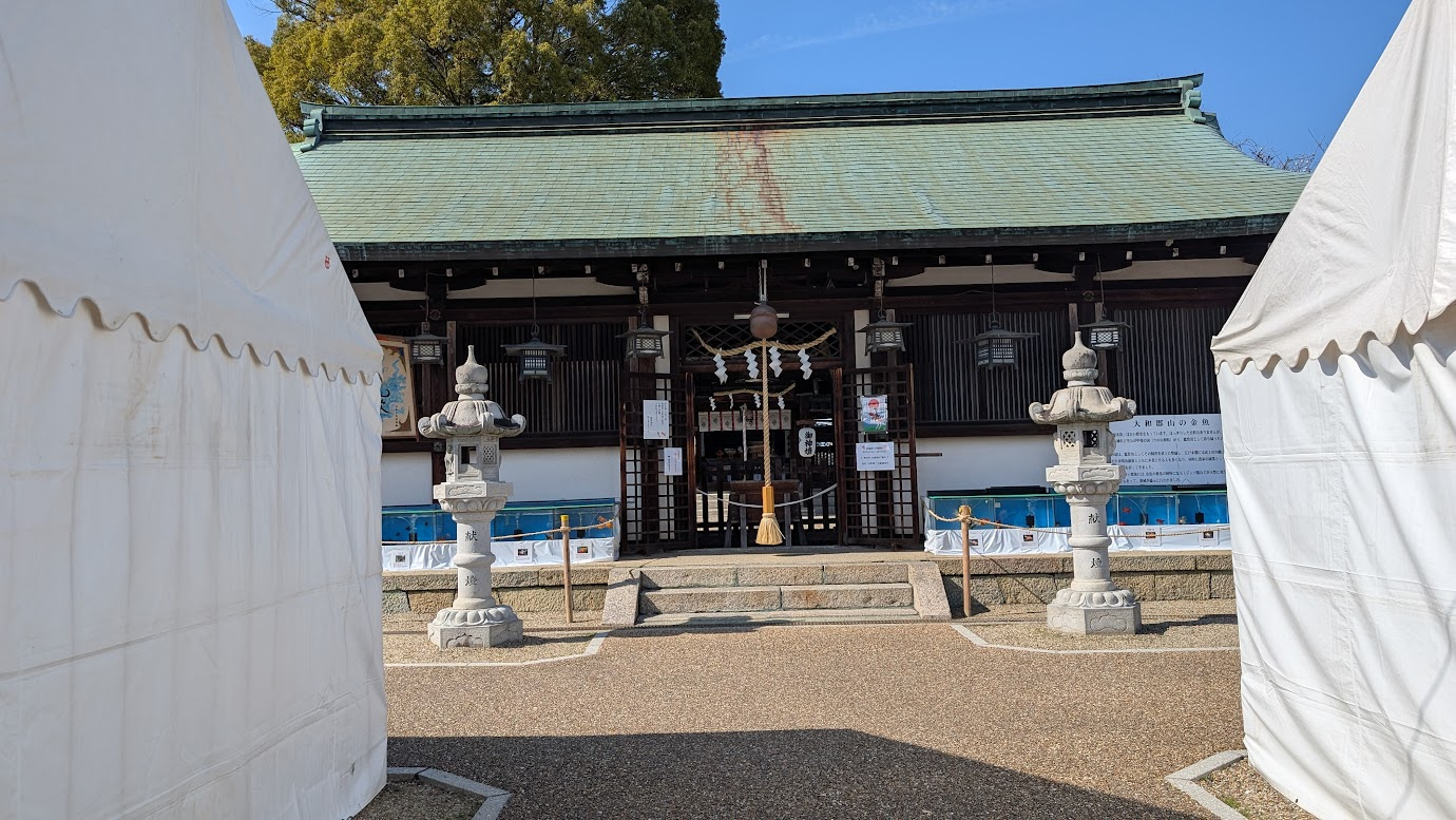 大和郡山城内にある柳澤神社の拝殿。歴史を感じさせる木造建築で、周囲は豊かな緑に囲まれ、静寂な雰囲気が漂っている。