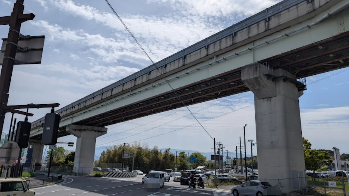 葛城市の芝桜まつり期間中の週末。南阪奈道路の高架下の交差点付近まで、駐車場待ちや通過車両による長い車列ができている風景