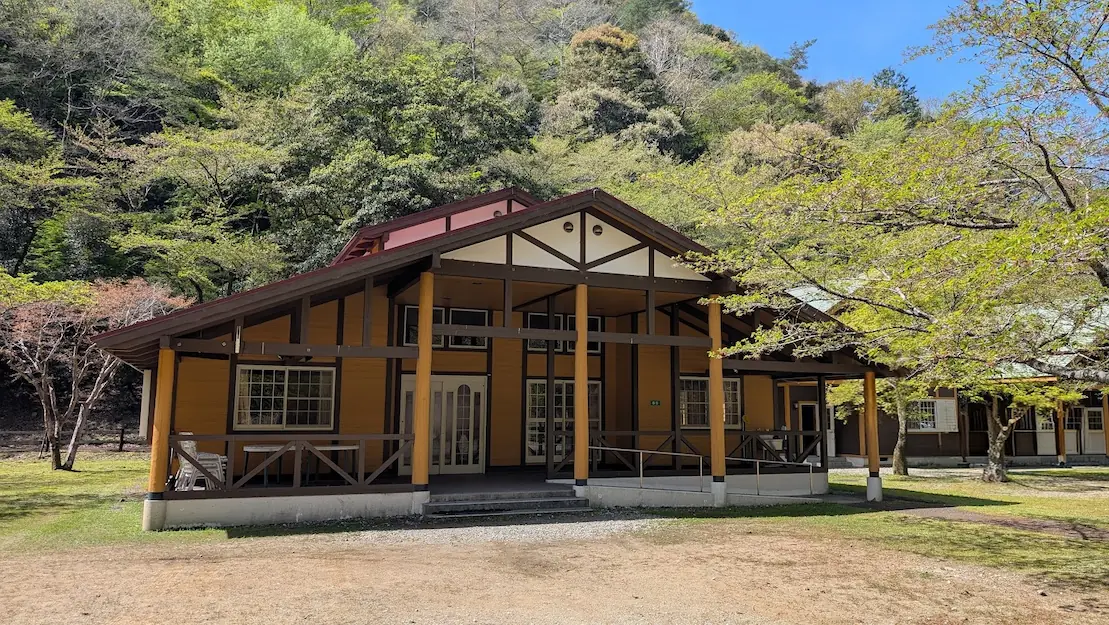 下北山村きなりの郷にある、新緑に囲まれた最大8名宿泊可能なB型コテージの外観