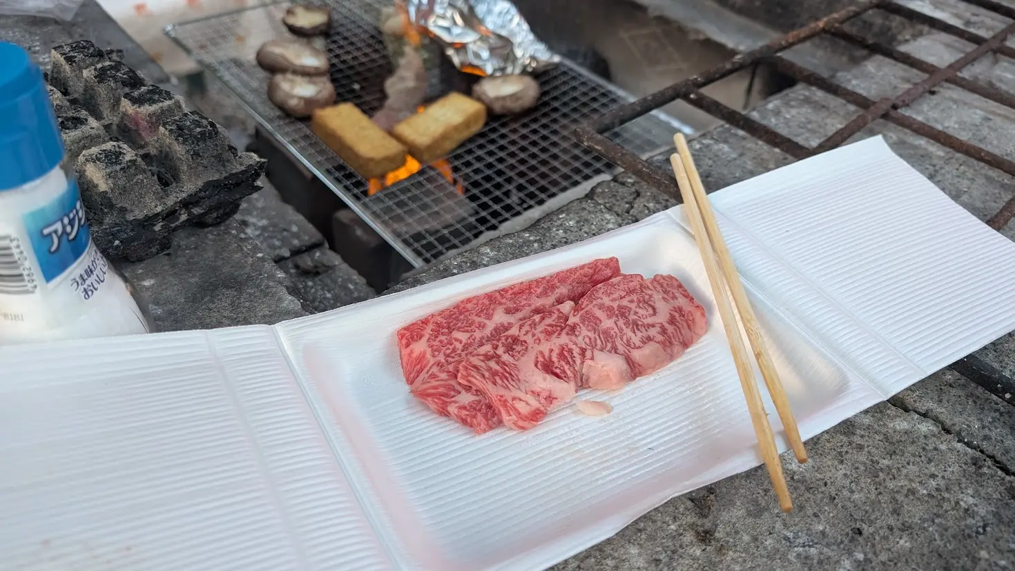 きなりの郷のオートロッジで、地元の精肉店で購入したお肉をBBQコンロで焼いている様子