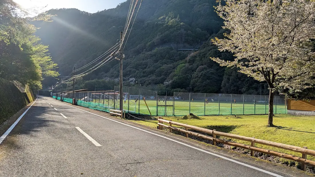 きなりの郷スポーツ公園内にある、美しく整備された天然芝のサッカーグラウンド
