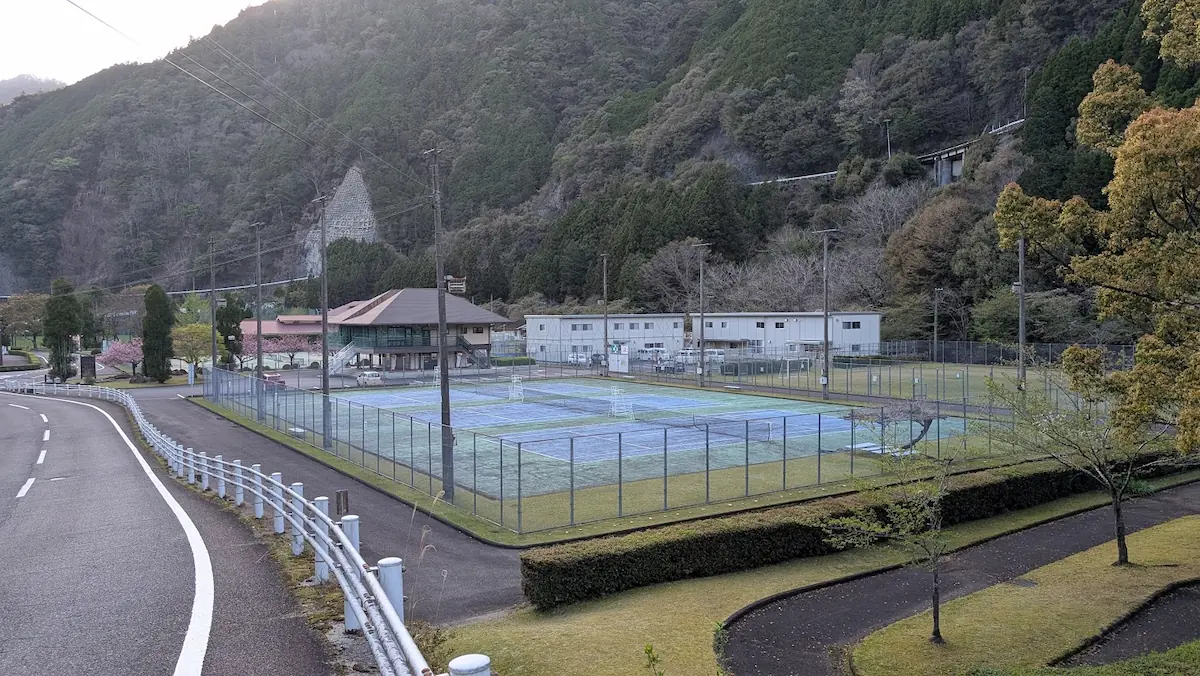下北山村きなりの郷にある、緑豊かな山々に囲まれた全天候型テニスコート