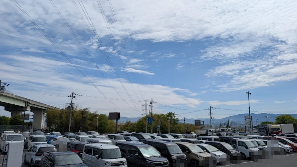 葛城市の道の駅「かつらぎ」にある、広々としたアスファルト舗装の第2駐車場。白線が引かれ、多くの車が駐車可能な平地の風景