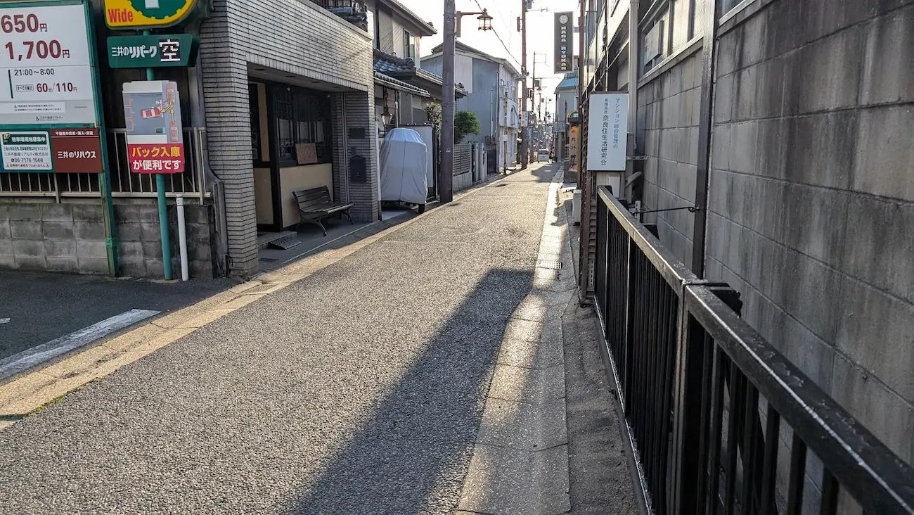 ならまちエリアの住宅が密集する非常に道幅が狭い一方通行の道路風景
