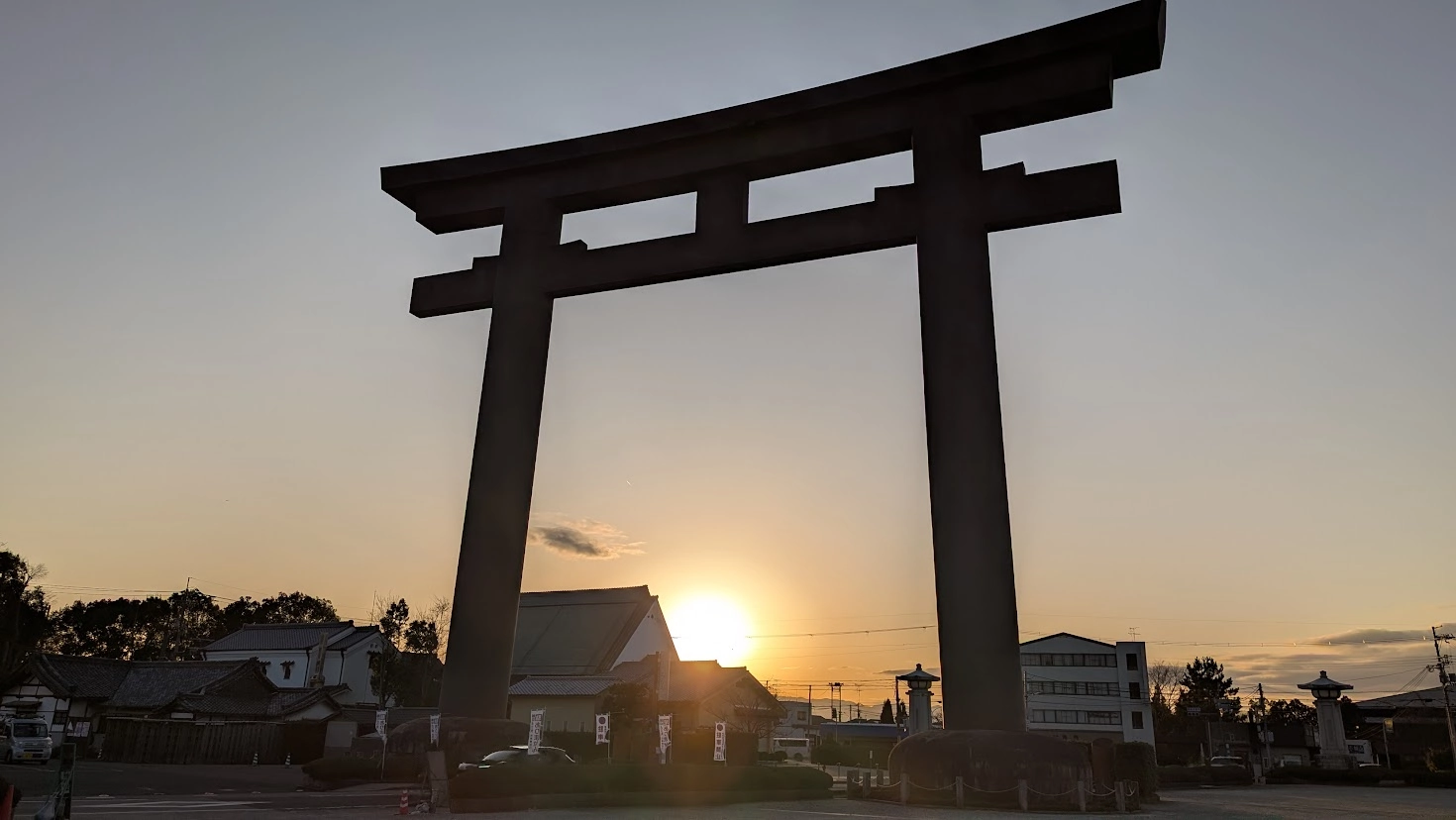 夕焼け空を背景に、美しいシルエットとなって浮かび上がる大神神社の巨大な大鳥居。
