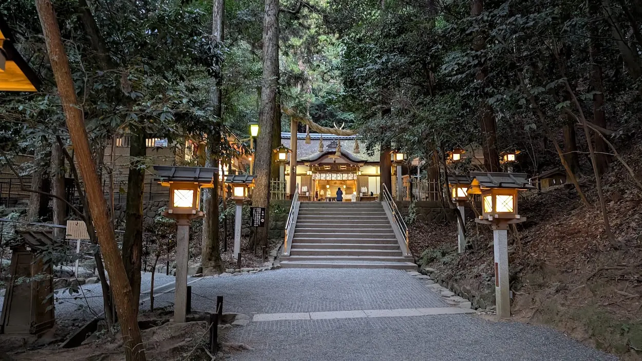 三輪山の麓に佇む狭井神社の拝殿全景。周囲を深い緑に囲まれ、清らかな静寂に包まれた拝殿の風景。