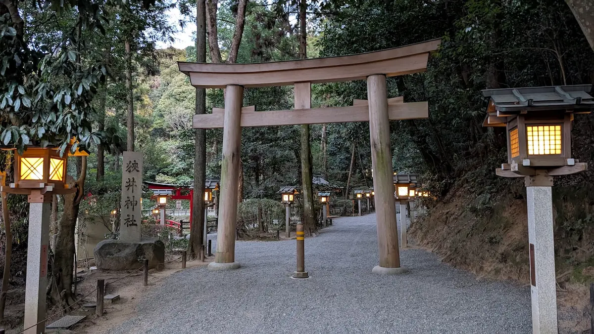 大神神社の境内奥、狭井神社へ続く参道に立つ石造りの鳥居と「摂社 狭井神社」と刻まれた寺標。