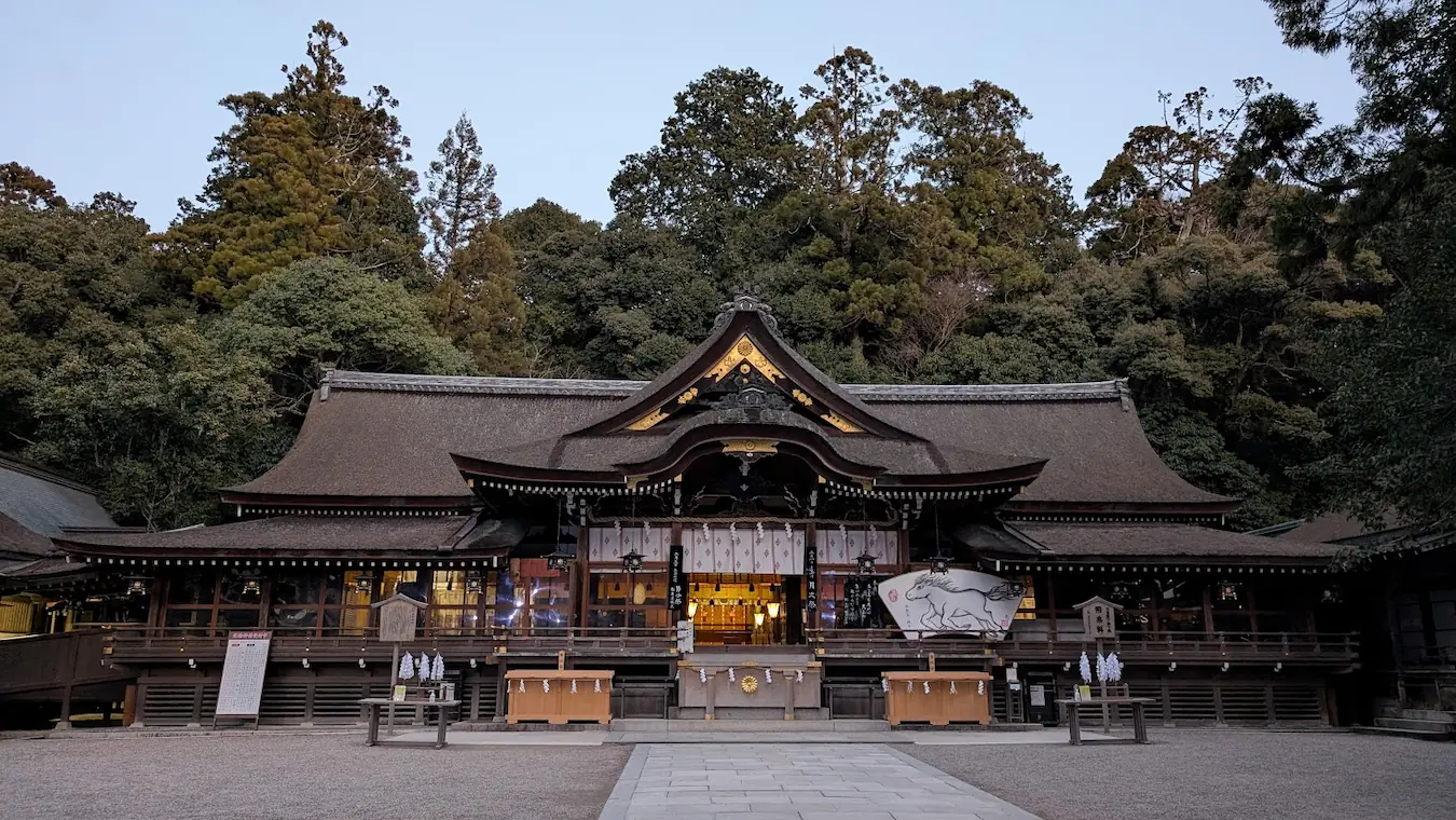 三輪山を御神体とする大神神社の拝殿全景。檜皮葺の重厚な屋根と、神聖な砂利が敷き詰められた境内の風景。