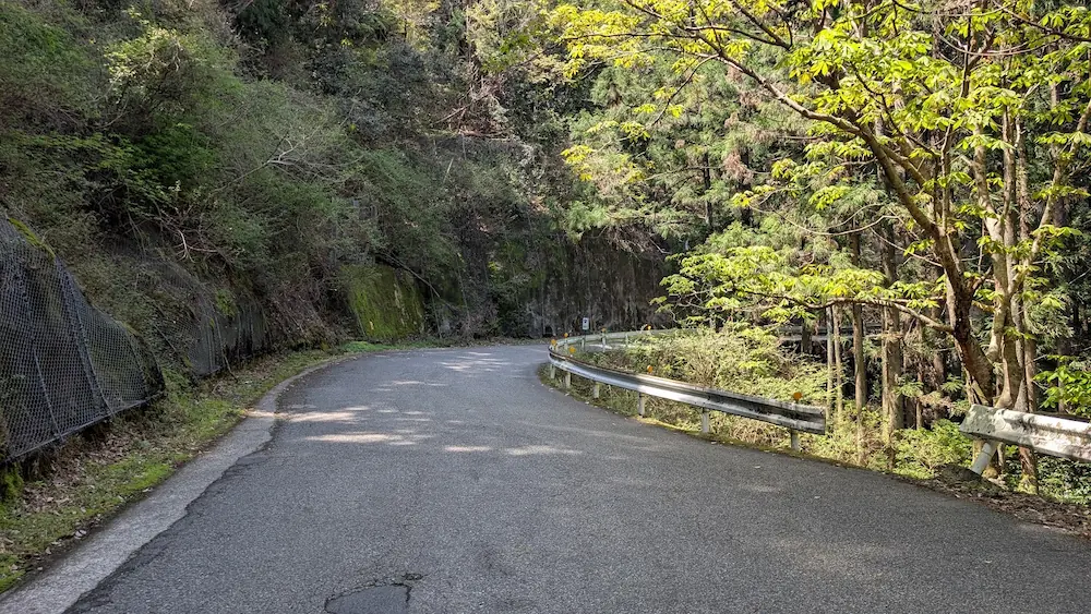 奈良県下北山村の池神社へ向かう途中の道路。山奥ながら道幅が広く、舗装も綺麗で走りやすい快適な2車線の様子。