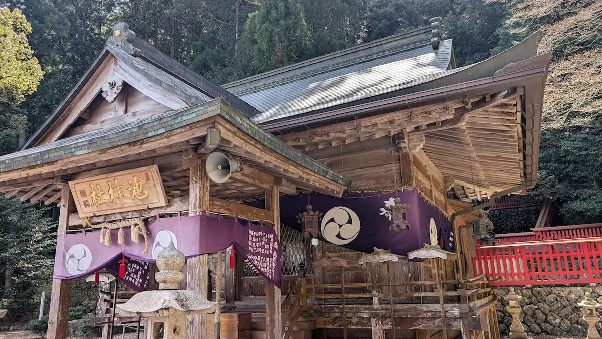 奈良県下北山村、池神社の拝殿の正面アップ。力強い筆致の扁額と、精巧な木彫り、歴史を感じさせる木の風合いが特徴的。