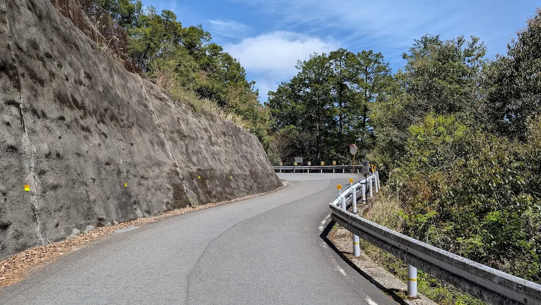 奈良県下北山村、池神社へ向かう途中の山道。カーブと坂道が続くが、舗装が新しく道幅もしっかり確保されている様子。