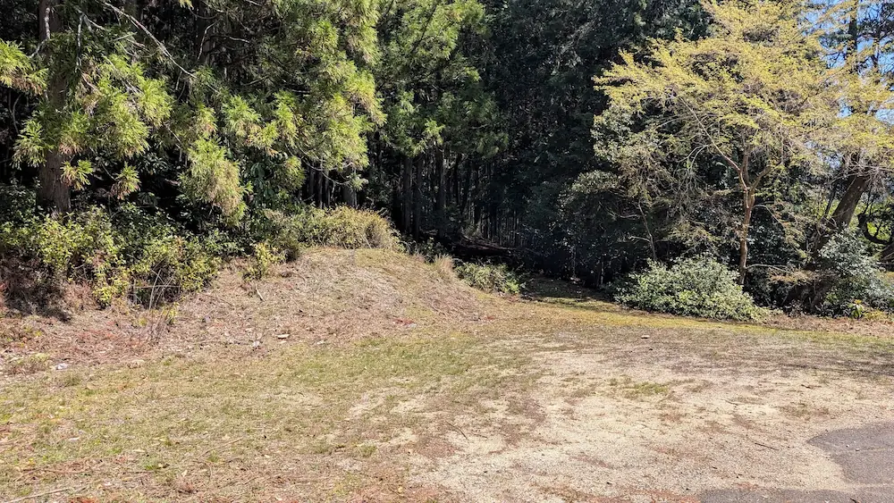 奈良県下北山村、明神池周遊歩道の途中にある分岐点。右手にひっそりと続く、少しわかりにくい遊歩道の入り口の様子。